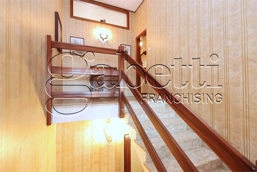 Scala di accesso al I° piano