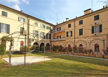 Via Mortara, bilocale in contesto signorile