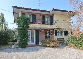 Dogato, vendesi ottima Villa immersa nella campagna ferrarese