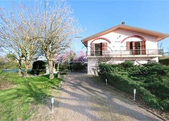 Casa indipendente con parco e piscina in vendita a Coronella