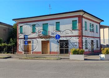 Complesso immobiliare nel centro di Tresigallo