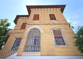 Villa d'Epoca indipendente su 4 lati, in zona Montebello