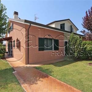 Villa Bifamiliare In Vendita a Ferrara