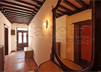 Via Montebello - Appartamento stile Liberty con ingresso indipendente