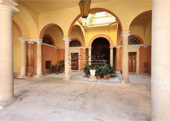 Appartamento in palazzo d'epoca, ristrutturato, con garage